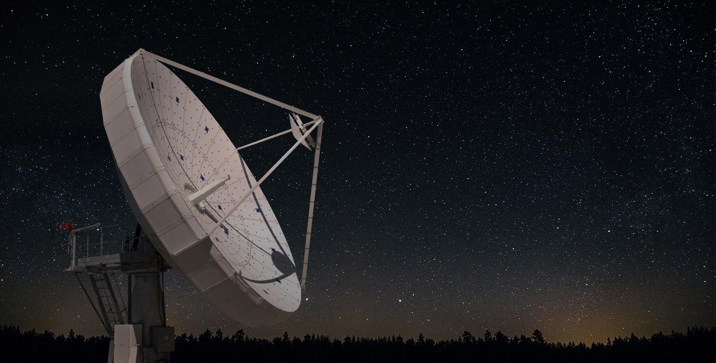 巨大的白色卫星通信天线，衬着繁星满天的夜空
