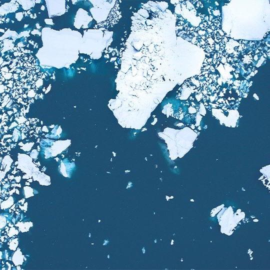 北极漂浮的大块冰的鸟瞰图