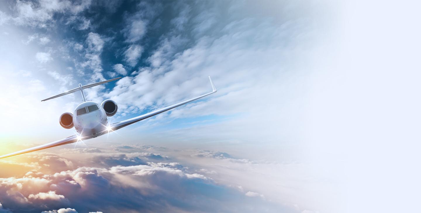 前视图的左侧飞机在天空中飞过云层