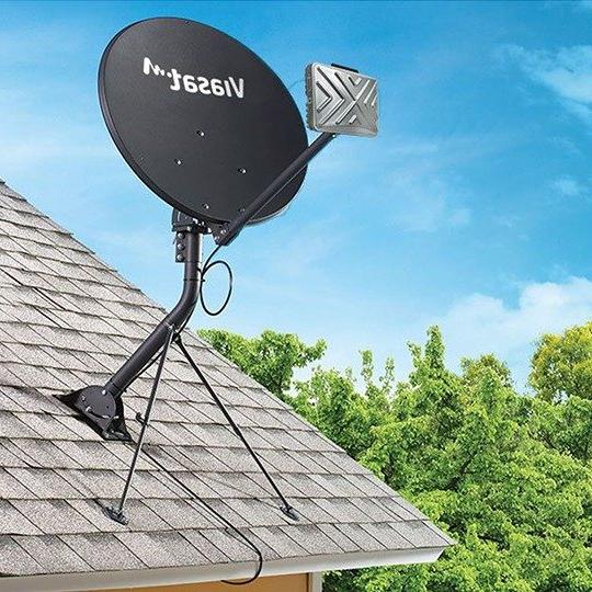 安装在屋顶上的Viasat卫星天线