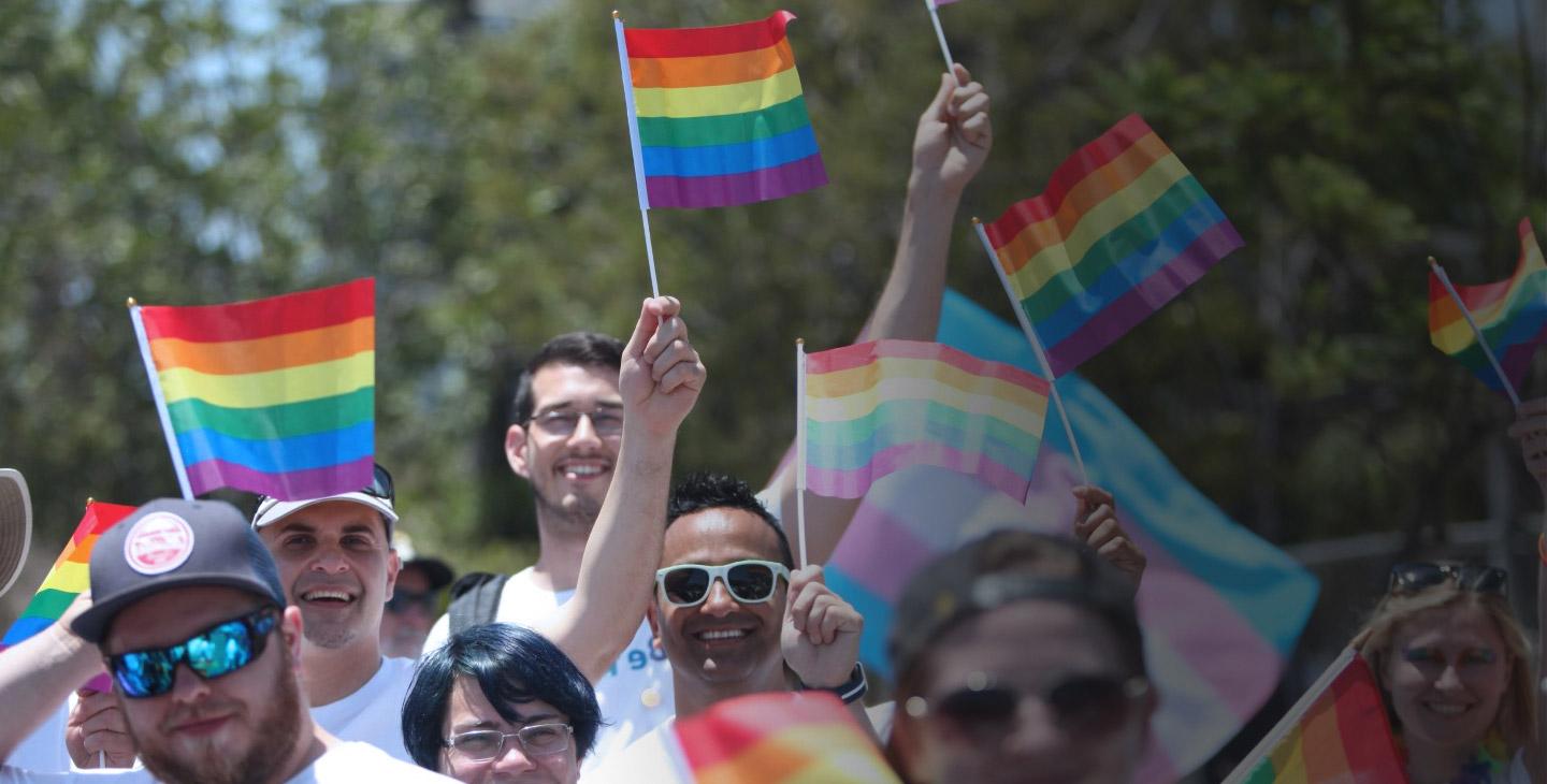 Viasat的多样性和包容性员工在Pride游行