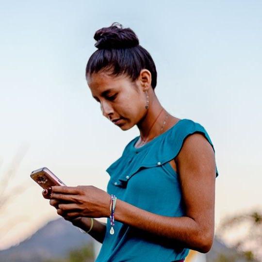 年轻女子通过移动社区互联网连接