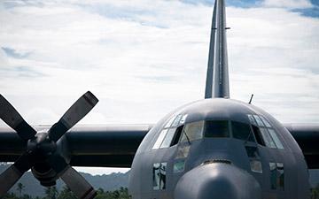 一架停着的C-130飞机的正面特写