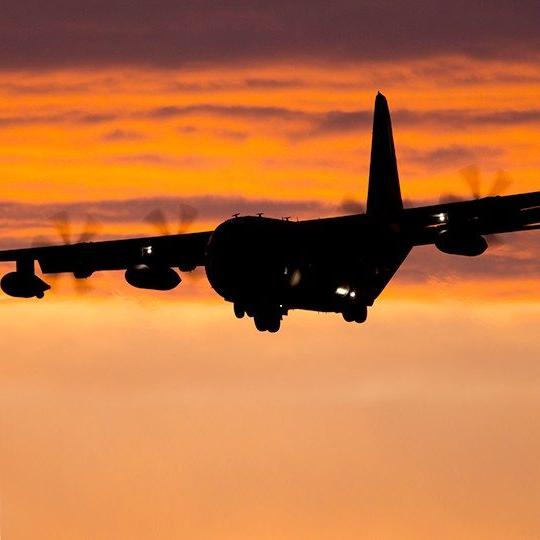 C-130飞机在日落时降落