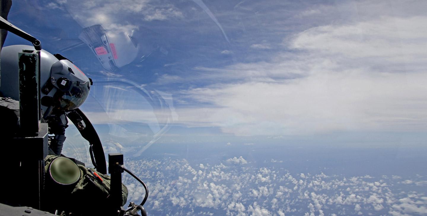 战斗机飞行员驾驶喷气式飞机高高地飞过云层