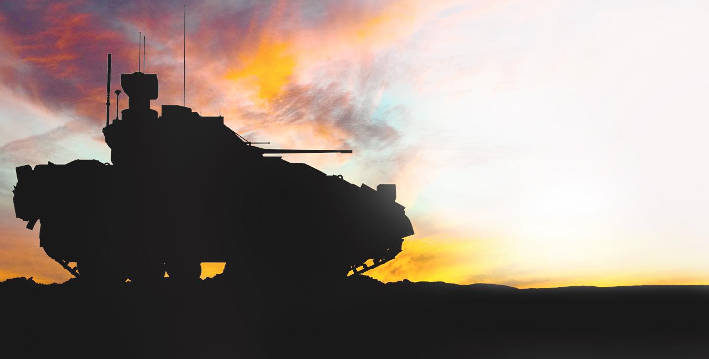 一辆坦克在夕阳下行驶的剪影