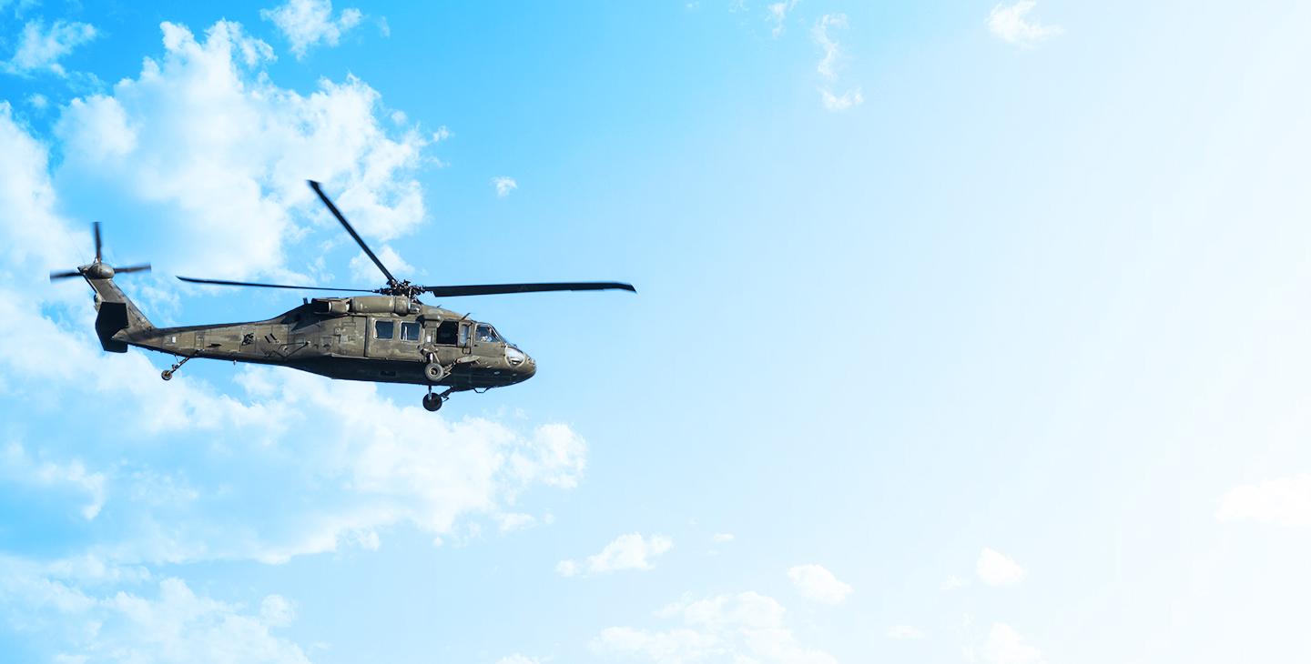 UH-60直升机穿过云层